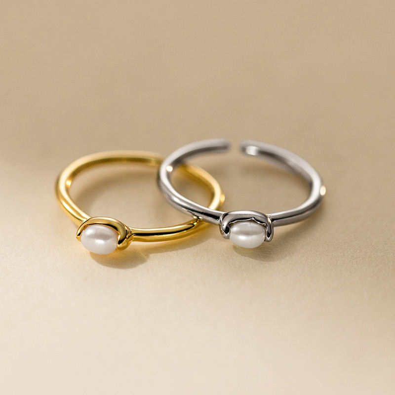 Kateřina – Delicato anello in oro con una linea di perle.