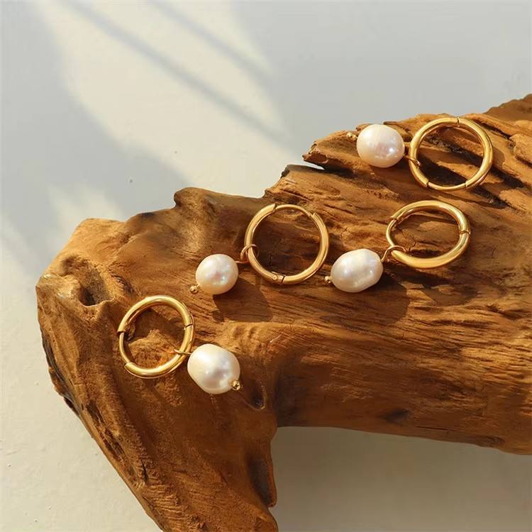 Greta-Marie – Orecchini in oro con perle pendenti.