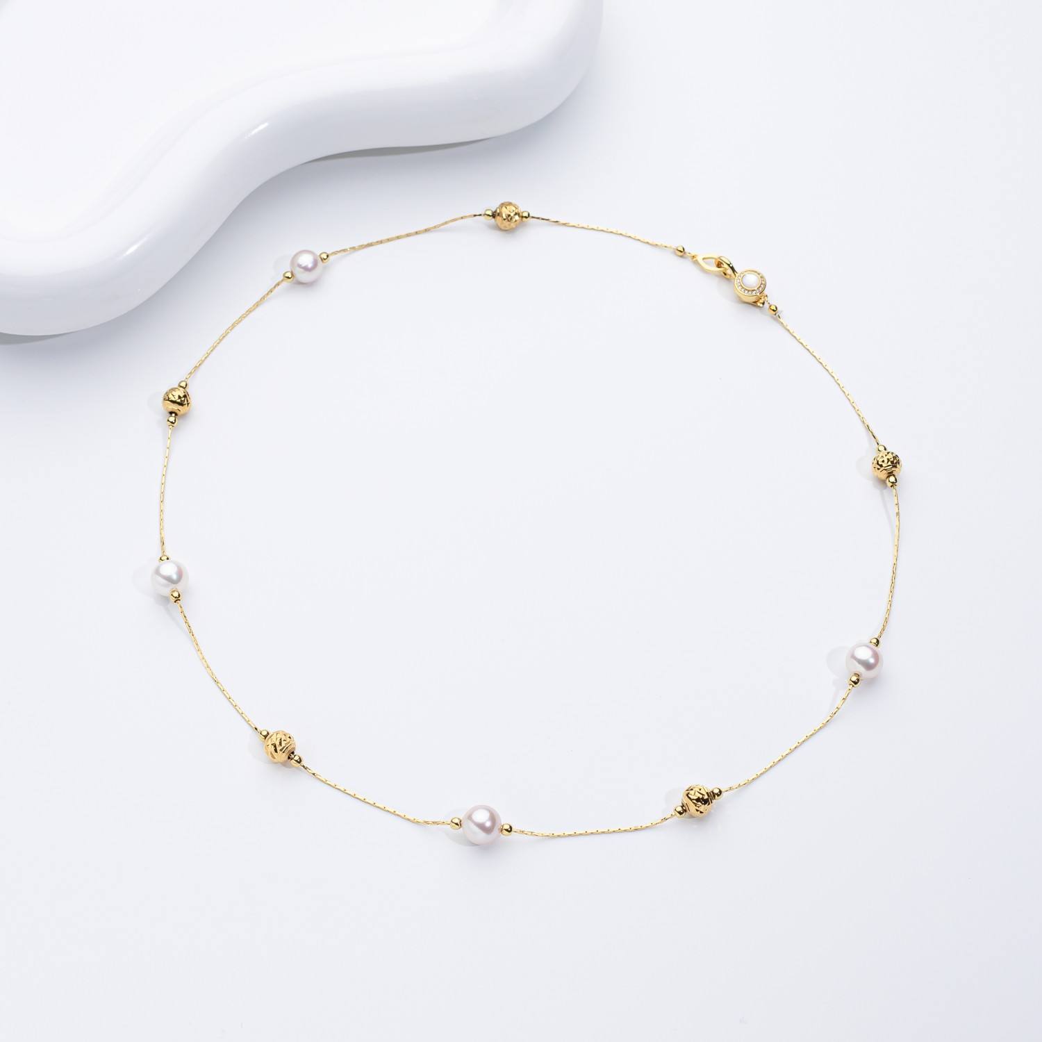 Jana – Orecchini di perle minimalisti con borchie.