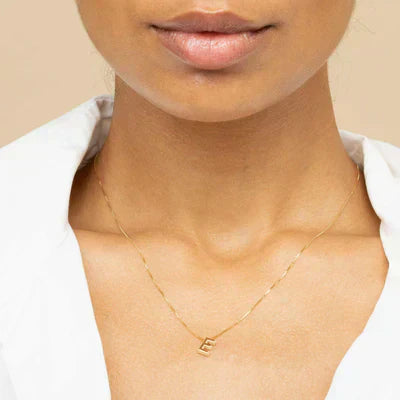 Jutta – Collana dorata con struttura lineare chiara
