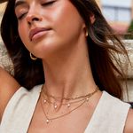 Tanja – Collana dorata stratificata con maglia moderna