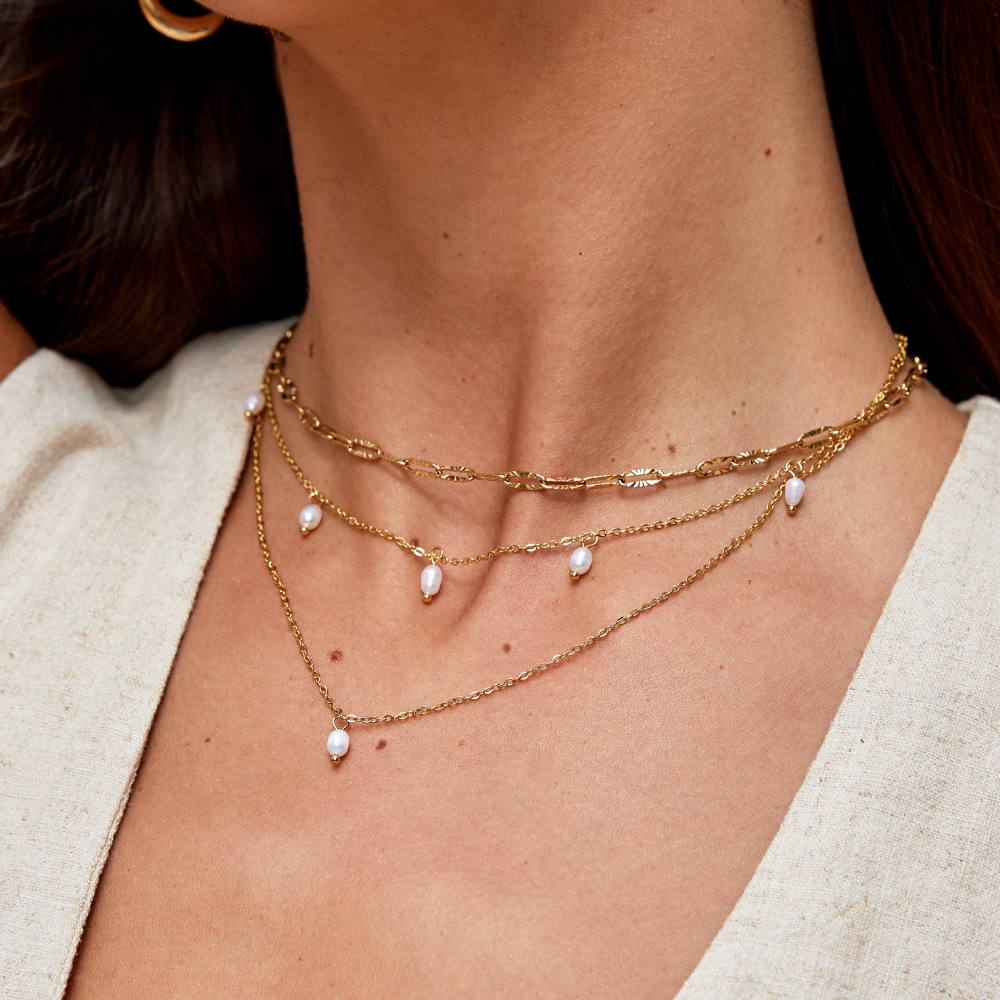 Larisa – Collana doppia con pendente a V
