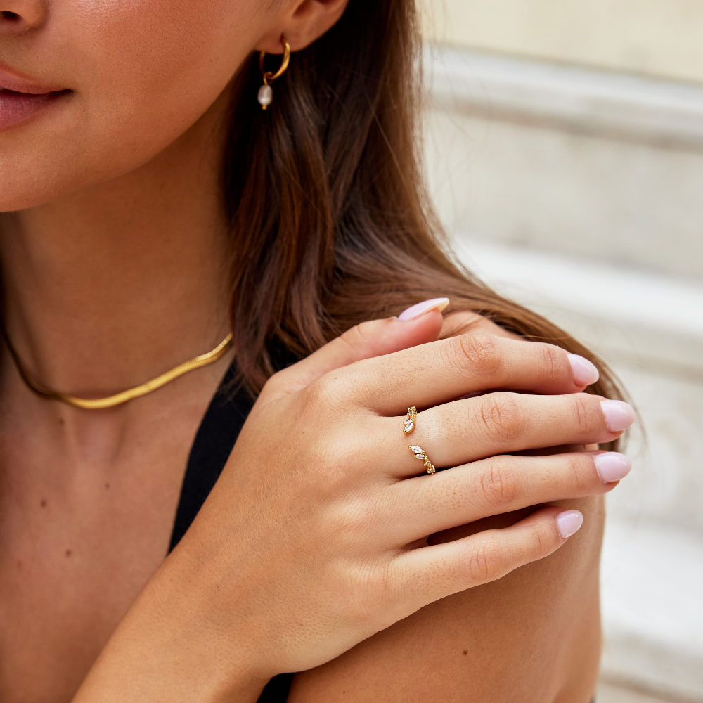Johana – Anello placcato oro dalla forma aperta e curva.