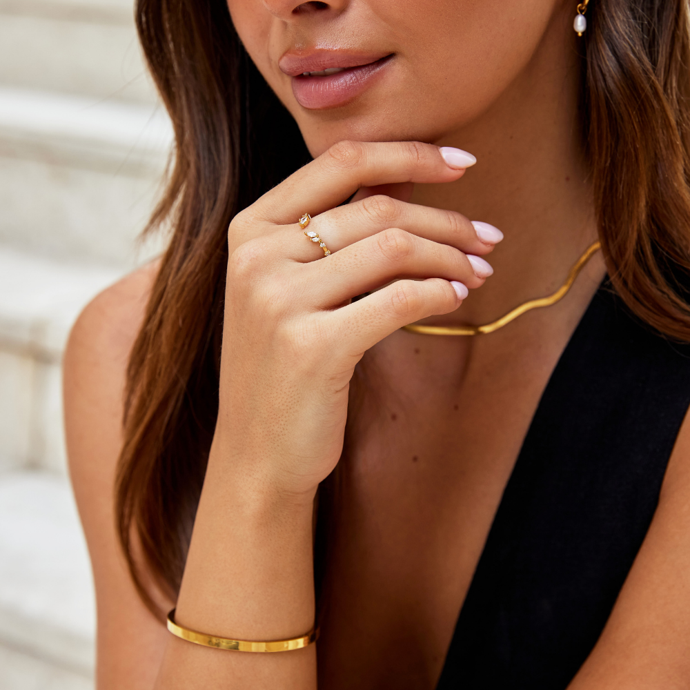 Johana – Anello placcato oro dalla forma aperta e curva.