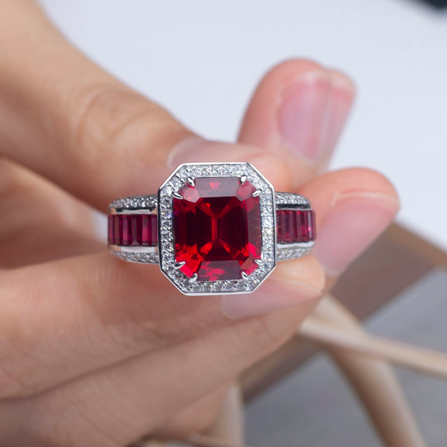 Miriam – Anello con rubino a forma di cuscino.