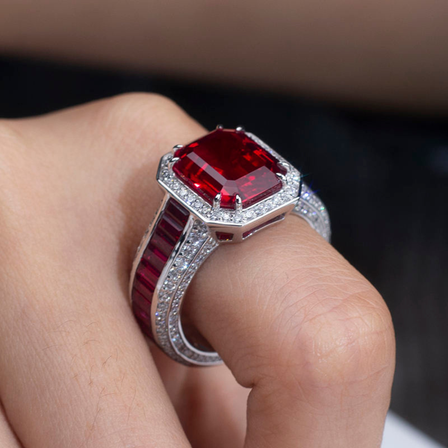 Miriam – Anello con rubino a forma di cuscino.