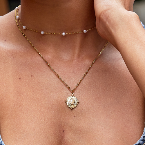 Annika – Delicata catena in oro con pendente quadrato.