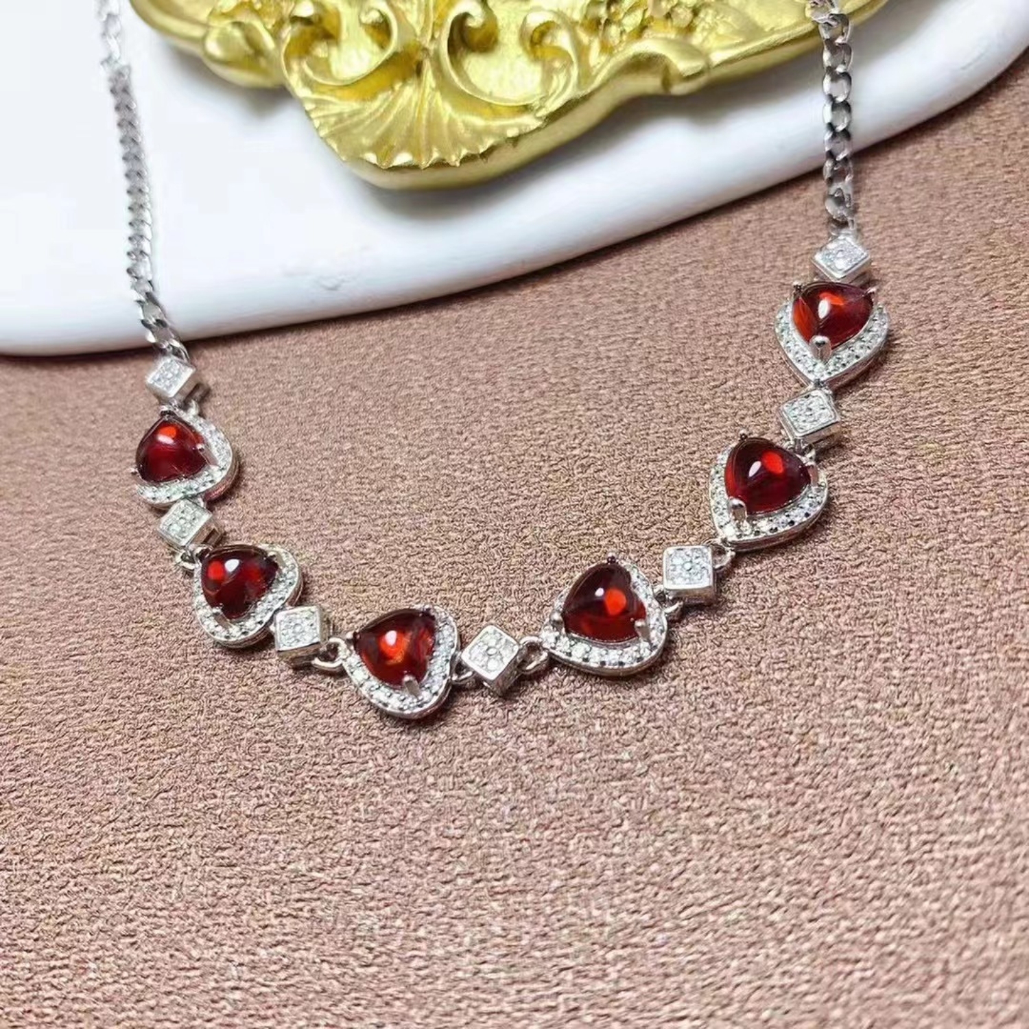 Monika – Collana di rubini con una delicata sfumatura.
