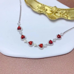 Monika – Collana di rubini con una delicata sfumatura.