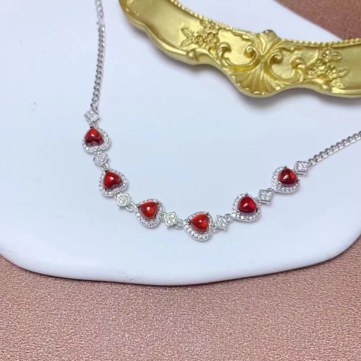 Monika – Collana di rubini con una delicata sfumatura.