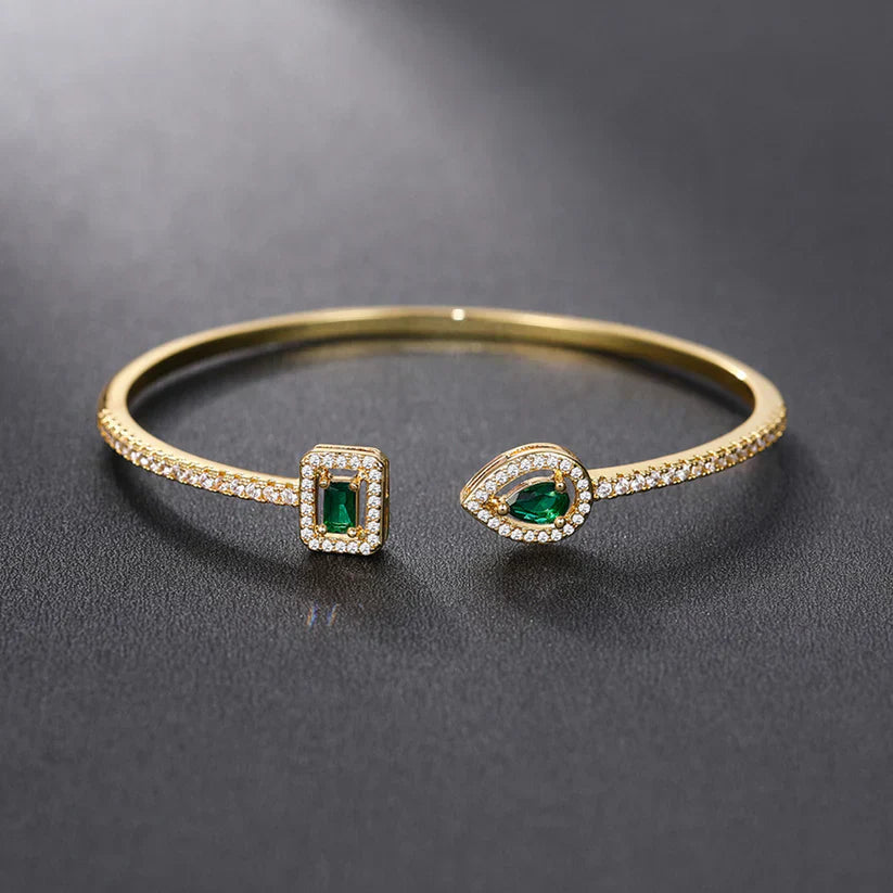 Klára – Bracciale aperto con estremità di smeraldo.