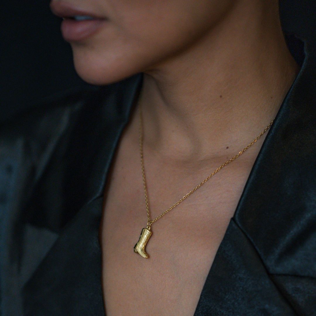 Johana – Delicata collana con incantevoli pendenti in oro.