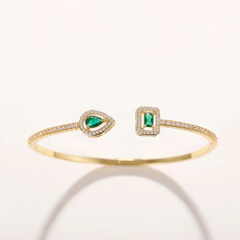 Klára – Bracciale aperto con estremità di smeraldo.