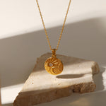 Alzbeta – Collana d’oro con piccoli ciondoli simbolici.