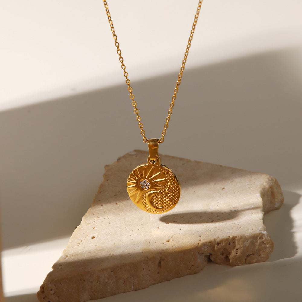 Alzbeta – Collana d’oro con piccoli ciondoli simbolici.