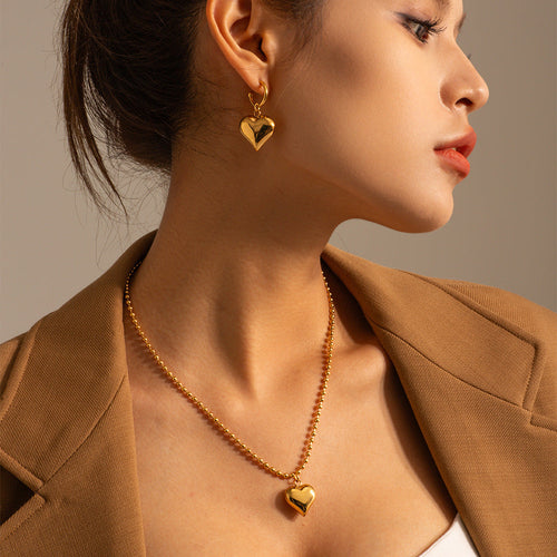 Amalia – Collana dorata con medaglione moderno