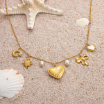 Emilie – Collana dorata delicata con piccoli pendenti