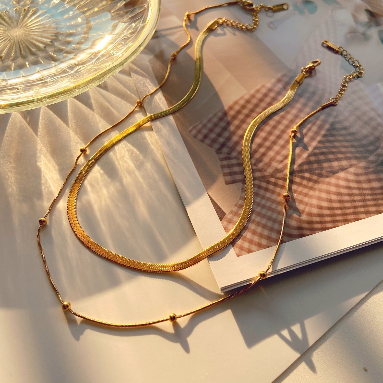 Klara – Collana dorata semplice a doppio strato con lucentezza moderna