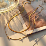 Klára – Una semplice collana in oro a due strati con una lucentezza moderna.