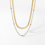 Klára – Una semplice collana in oro a due strati con una lucentezza moderna.