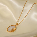 Alzbeta – Collana d’oro con piccoli ciondoli simbolici.