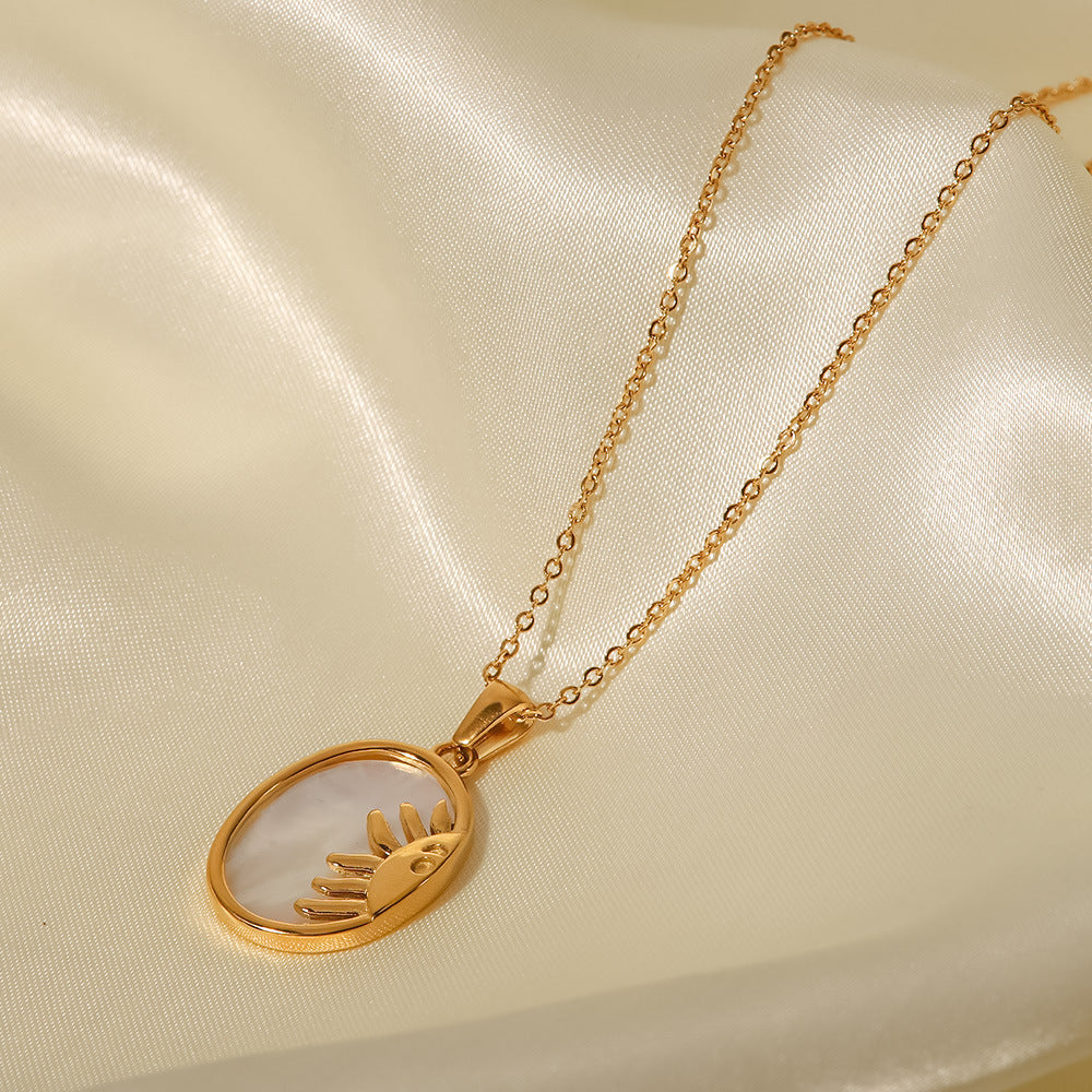 Alzbeta – Collana d’oro con piccoli ciondoli simbolici.