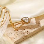 Alzbeta – Collana d’oro con piccoli ciondoli simbolici.