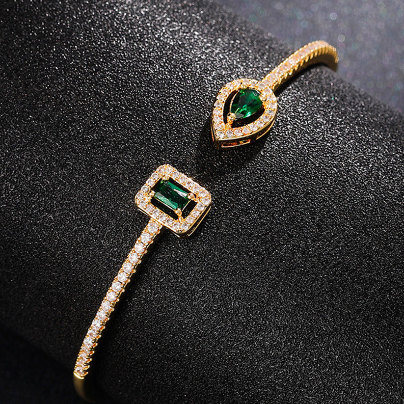 Klára – Bracciale aperto con estremità di smeraldo.