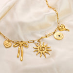 Emilie – Delicata collana in oro con piccoli pendenti.