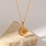 Alzbeta – Collana d’oro con piccoli ciondoli simbolici.