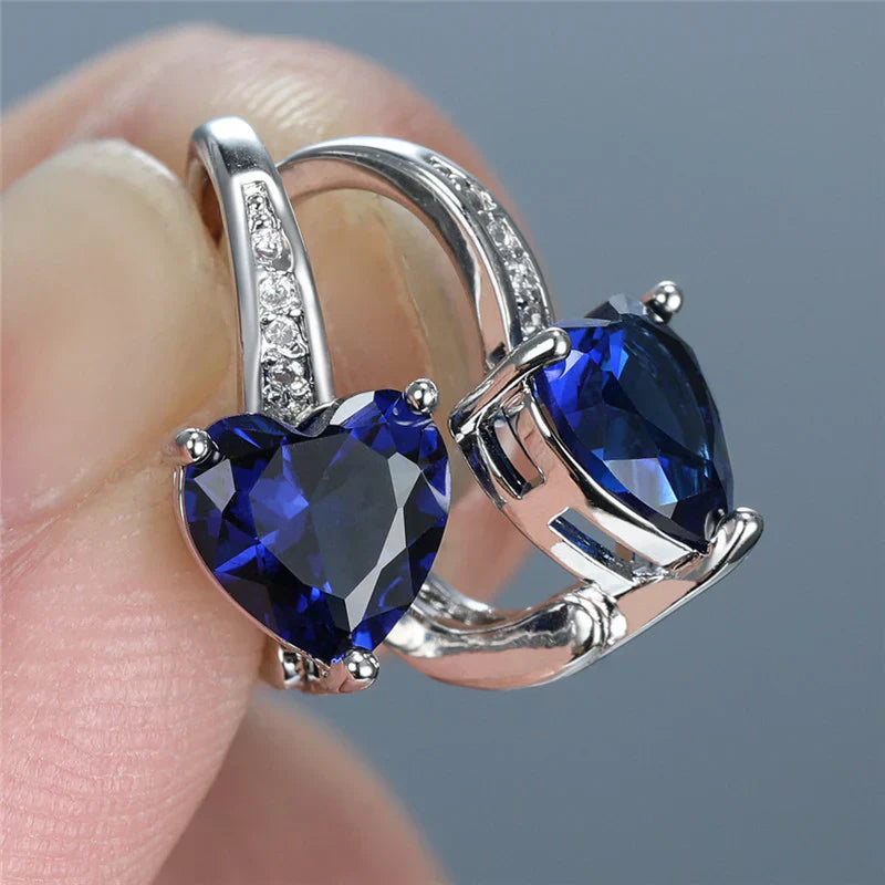 Isabela – Anello con zaffiro centrale.