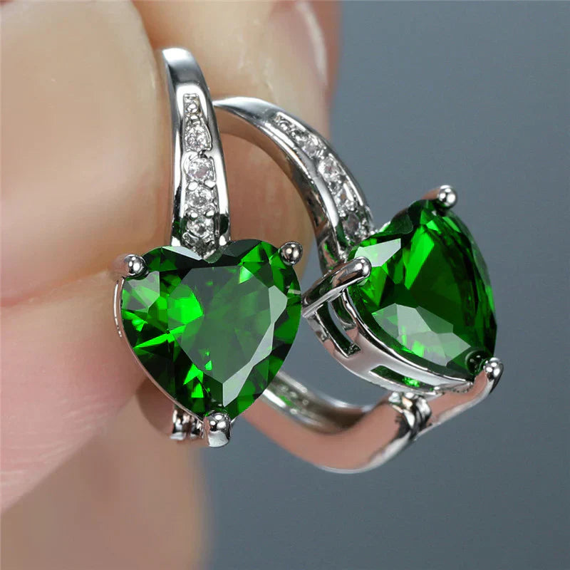 Johana – Anello con due smeraldi in una montatura d’argento.