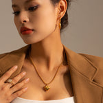 Amálie – Collana in oro con medaglione moderno.