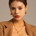 Amálie – Collana in oro con medaglione moderno.