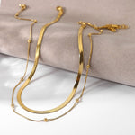 Klára – Una semplice collana in oro a due strati con una lucentezza moderna.