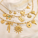 Emilie – Delicata collana in oro con piccoli pendenti.