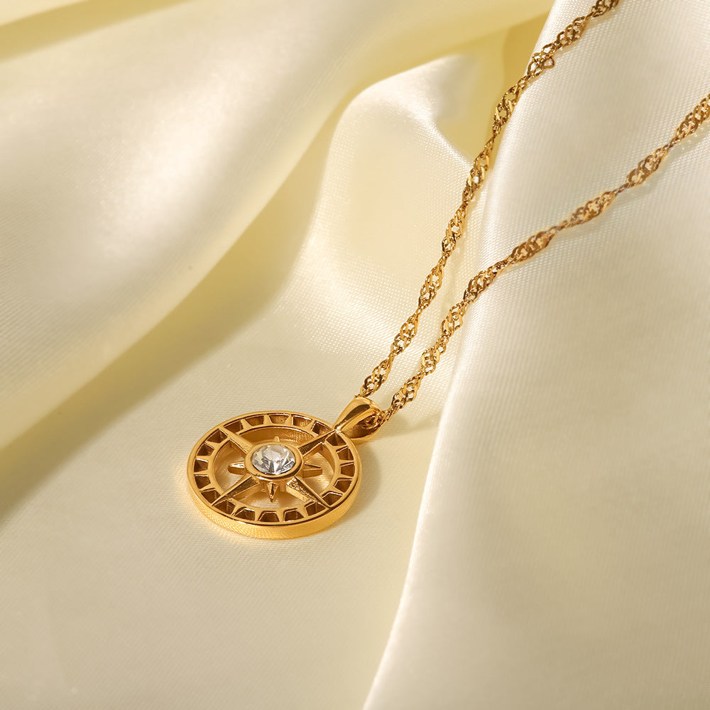 Elisabeth – Collana dorata con piccoli pendenti simbolici