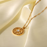 Alzbeta – Collana d’oro con piccoli ciondoli simbolici.