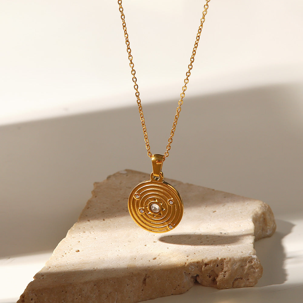 Alzbeta – Collana d’oro con piccoli ciondoli simbolici.