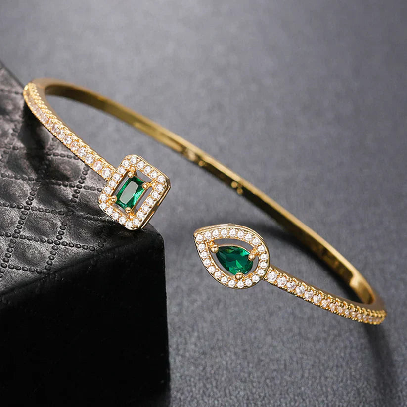 Klára – Bracciale aperto con estremità di smeraldo.