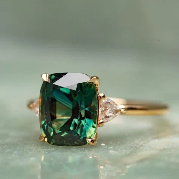 Emilie – Anello con smeraldo taglio cuscino.