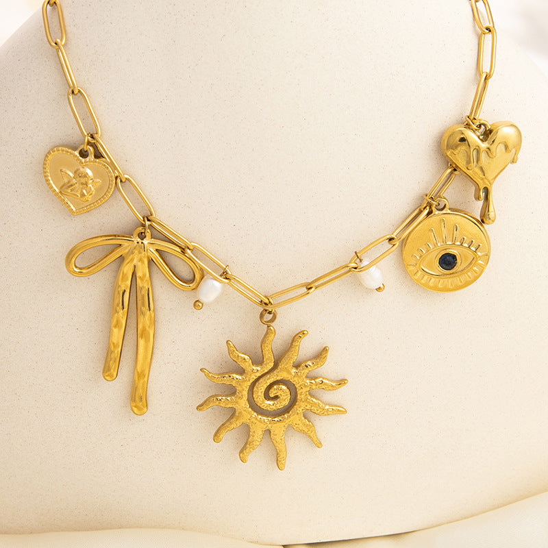 Emilie – Collana dorata delicata con piccoli pendenti