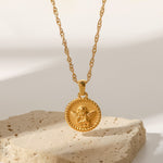Alzbeta – Collana d’oro con piccoli ciondoli simbolici.
