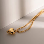Amálie – Collana in oro con medaglione moderno.
