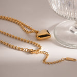Amalia – Collana dorata con medaglione moderno