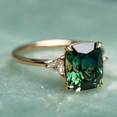Emilie – Anello con smeraldo taglio cuscino.