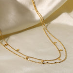 Helena – Collana discreta in oro con ciondolo geometrico.