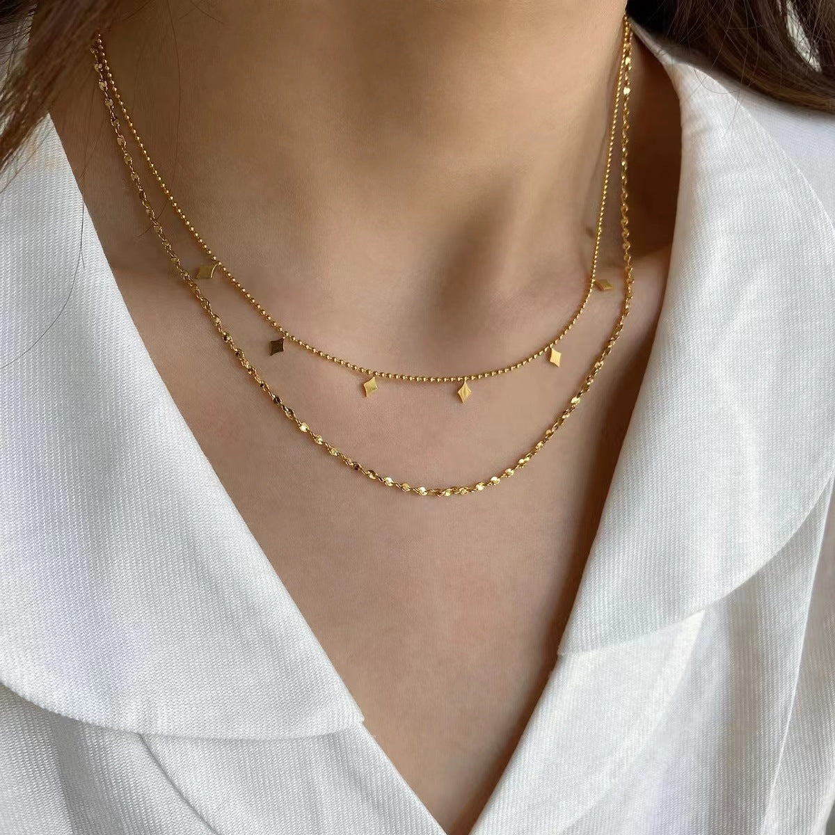 Helena – Collana discreta in oro con ciondolo geometrico.