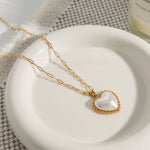 Viktorie – Collana in oro con un elegante pendente.