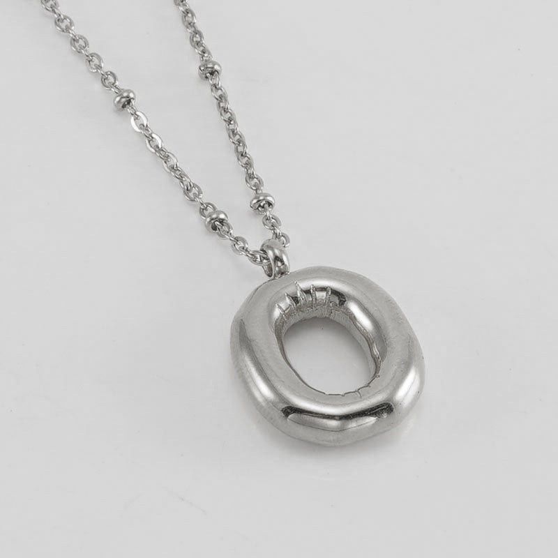 Irena – Collana dorata con charme a forma di iniziale